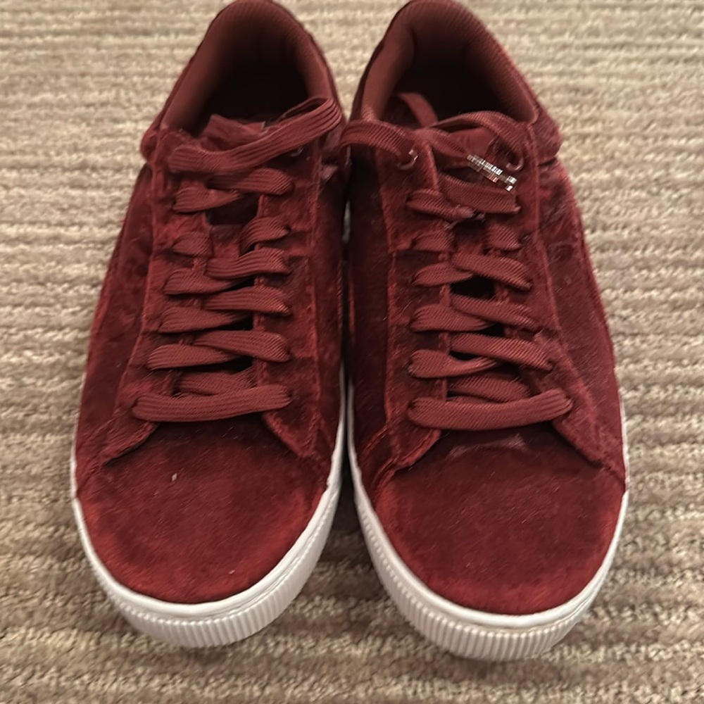 Women’s Puma velvet tennis shoe.  Size 7.  Worn once. Excellent condition